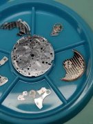 欧米茄表壳有划痕是什么原因